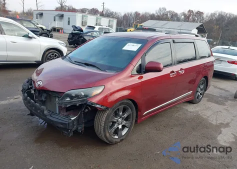 2015 Toyota Sienna Se Premium 8 Passenger z USA, uszkodzony, nr VIN 5TDXK3DC1FS651996